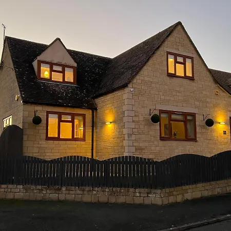 Luxurious 4 Bedroom Home In The Heart Of The Cotswolds With Hot Tub! Stow-on-the-Wold Exterior photo