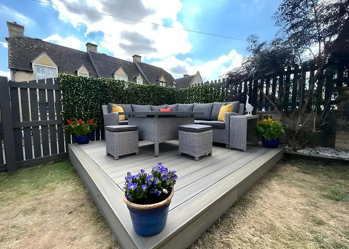 Luxurious 4 Bedroom Home In The Heart Of The Cotswolds With Hot Tub!