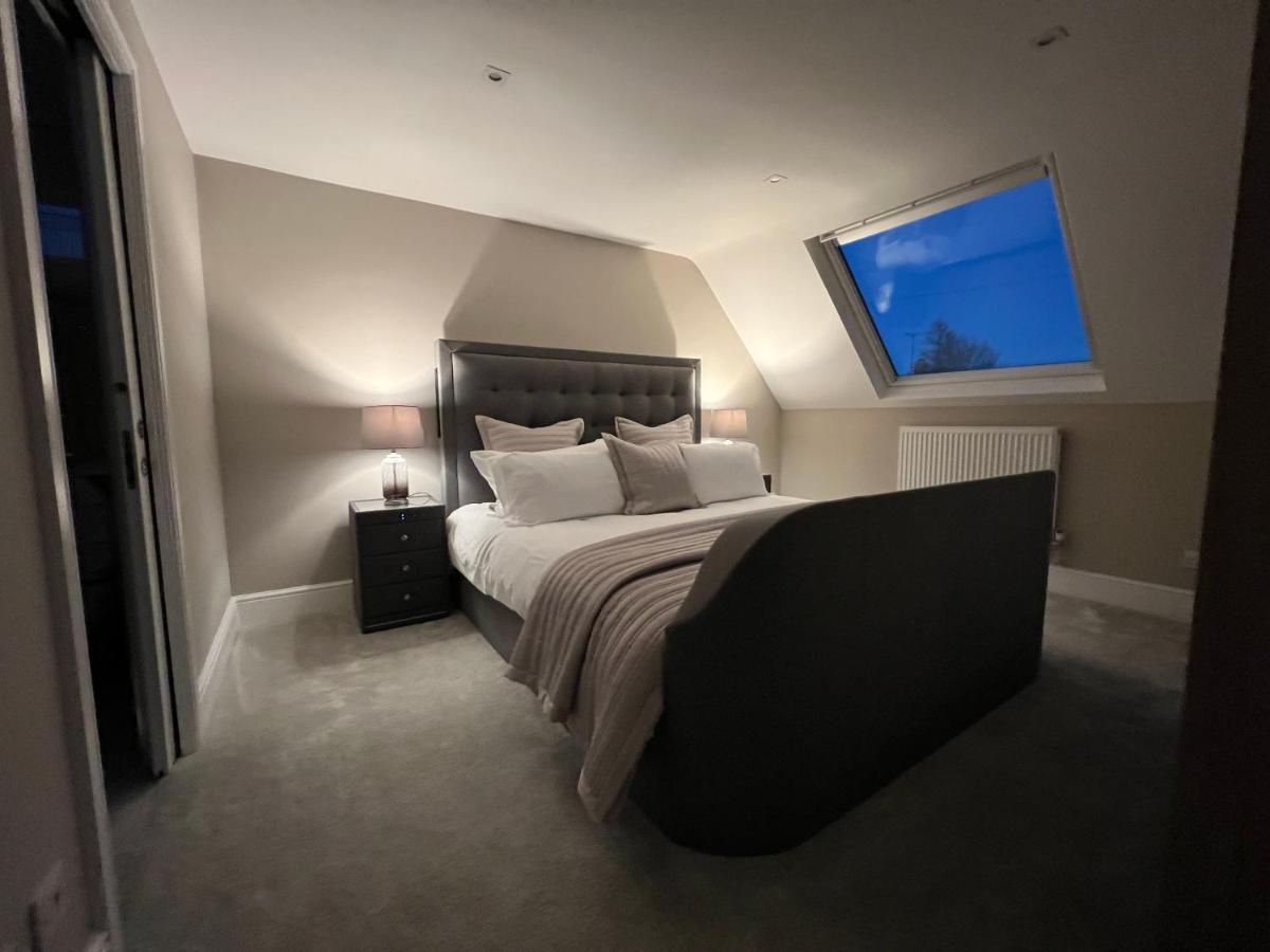 Luxurious 4 Bedroom In The Heart Of The Cotswolds With Hot Tub! Holiday home *
