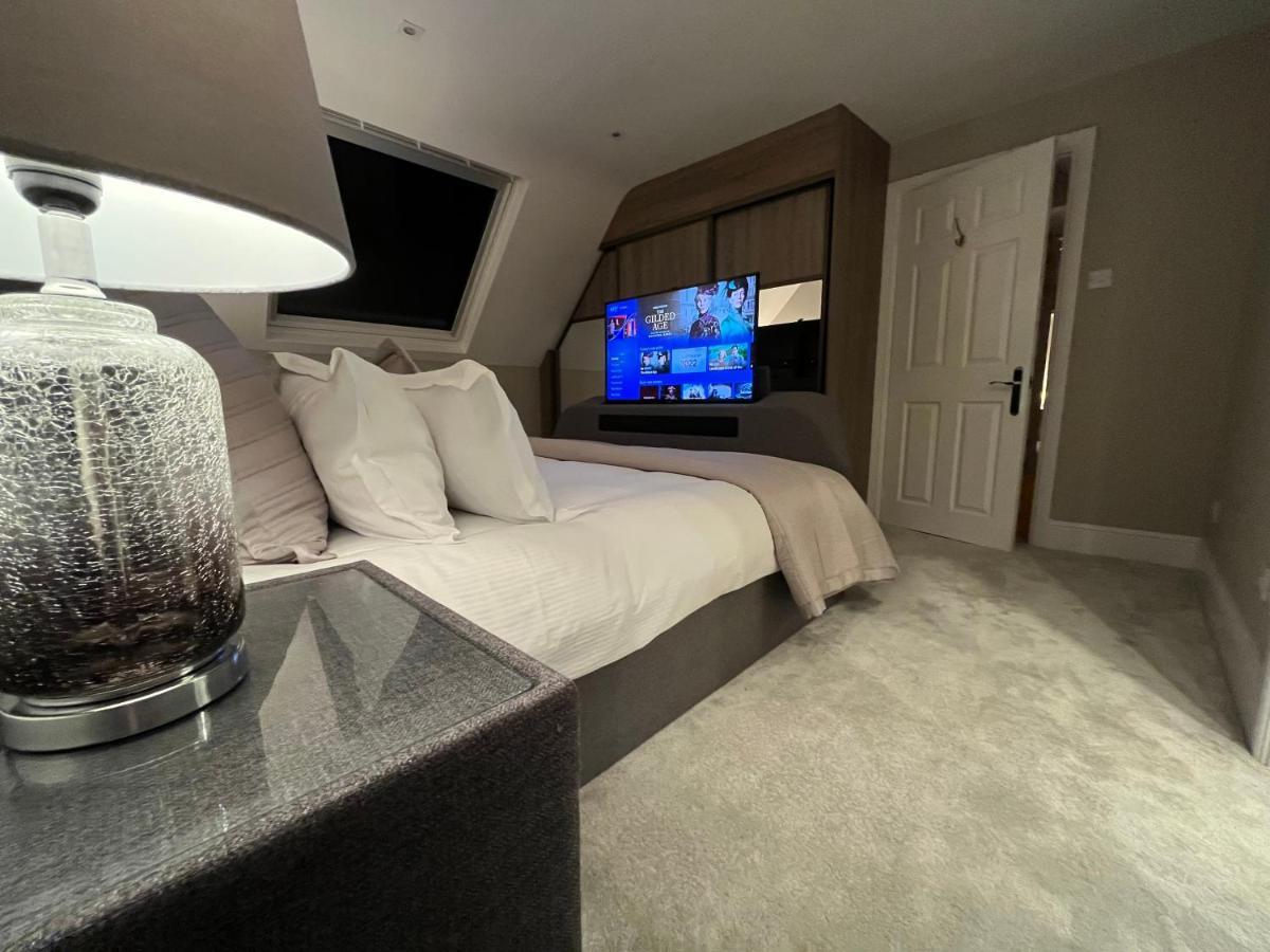 Holiday home Luxurious 4 Bedroom In The Heart Of The Cotswolds With Hot Tub! *