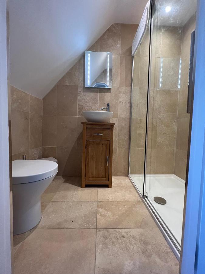 Luxurious 4 Bedroom In The Heart Of The Cotswolds With Hot Tub! Holiday home