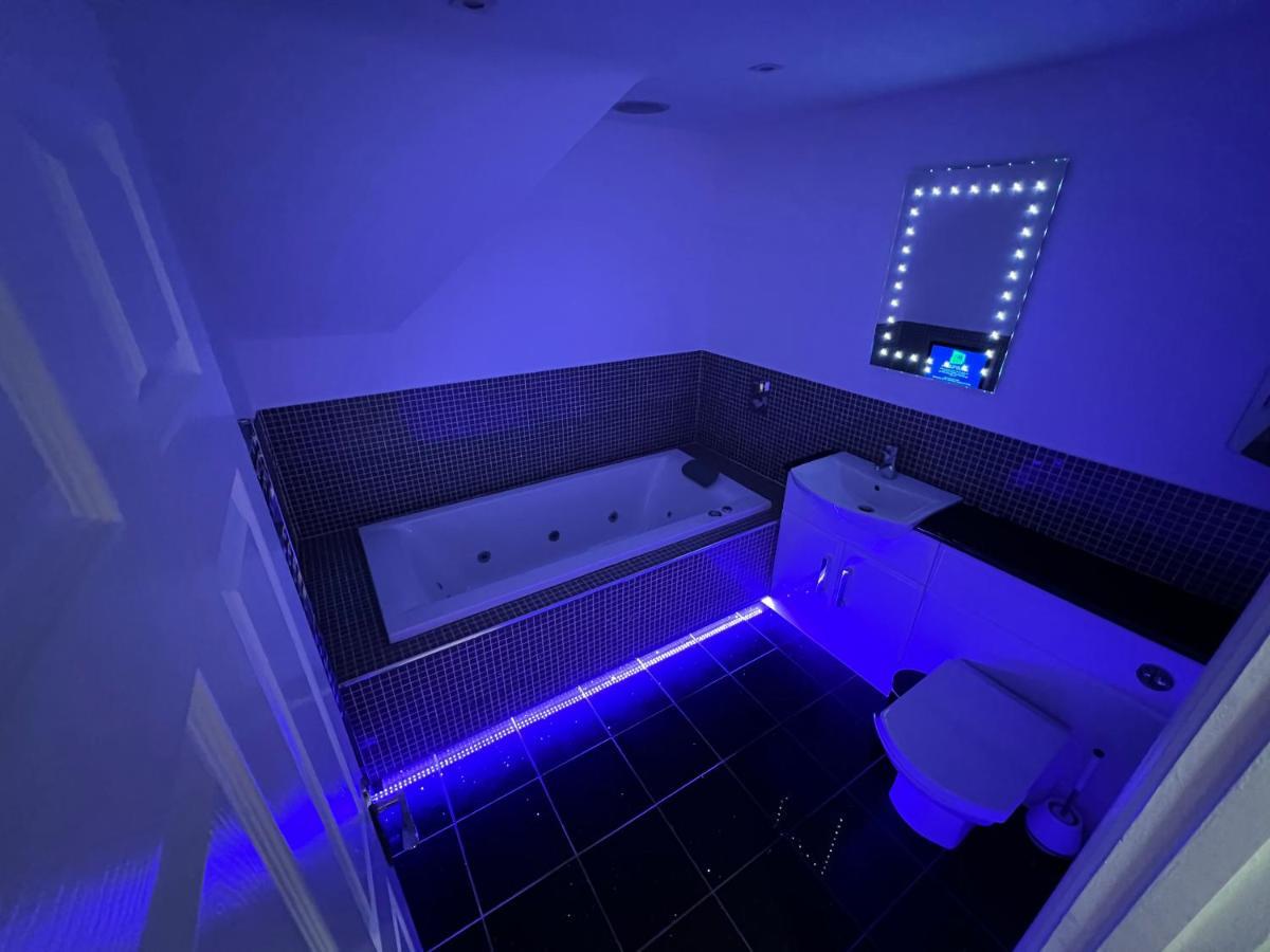 Luxurious 4 Bedroom In The Heart Of The Cotswolds With Hot Tub! * Stow-on-the-Wold