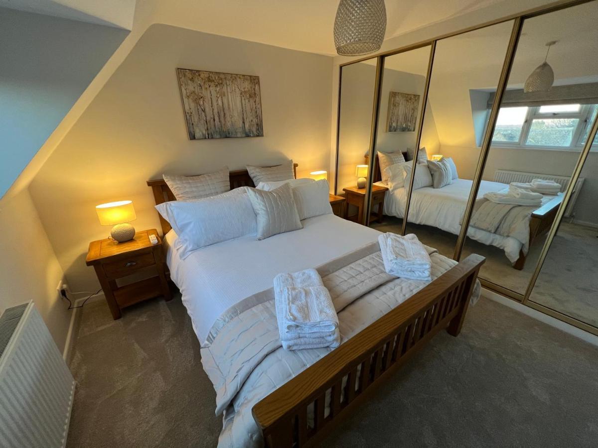 Luxurious 4 Bedroom In The Heart Of The Cotswolds With Hot Tub!