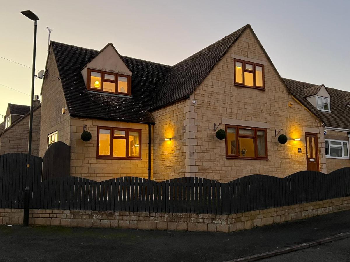 Luxurious 4 Bedroom In The Heart Of The Cotswolds With Hot Tub! Holiday home