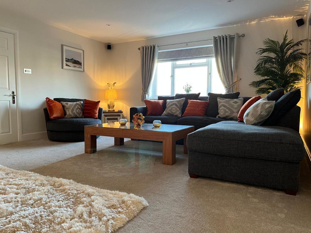 Luxurious 4 Bedroom In The Heart Of The Cotswolds With Hot Tub!