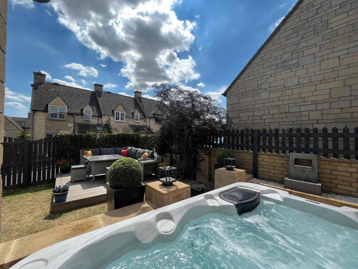 Holiday home Luxurious 4 Bedroom In The Heart Of The Cotswolds With Hot Tub!