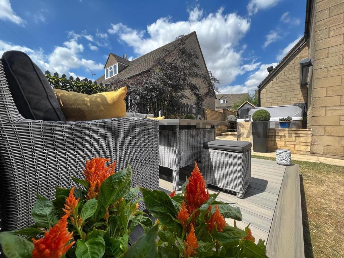 Luxurious 4 Bedroom In The Heart Of The Cotswolds With Hot Tub!