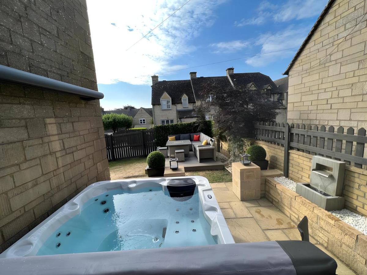 Luxurious 4 Bedroom In The Heart Of The Cotswolds With Hot Tub! Holiday home *