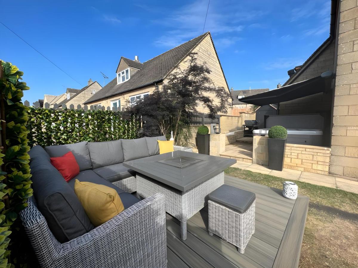 Holiday home Luxurious 4 Bedroom In The Heart Of The Cotswolds With Hot Tub! *